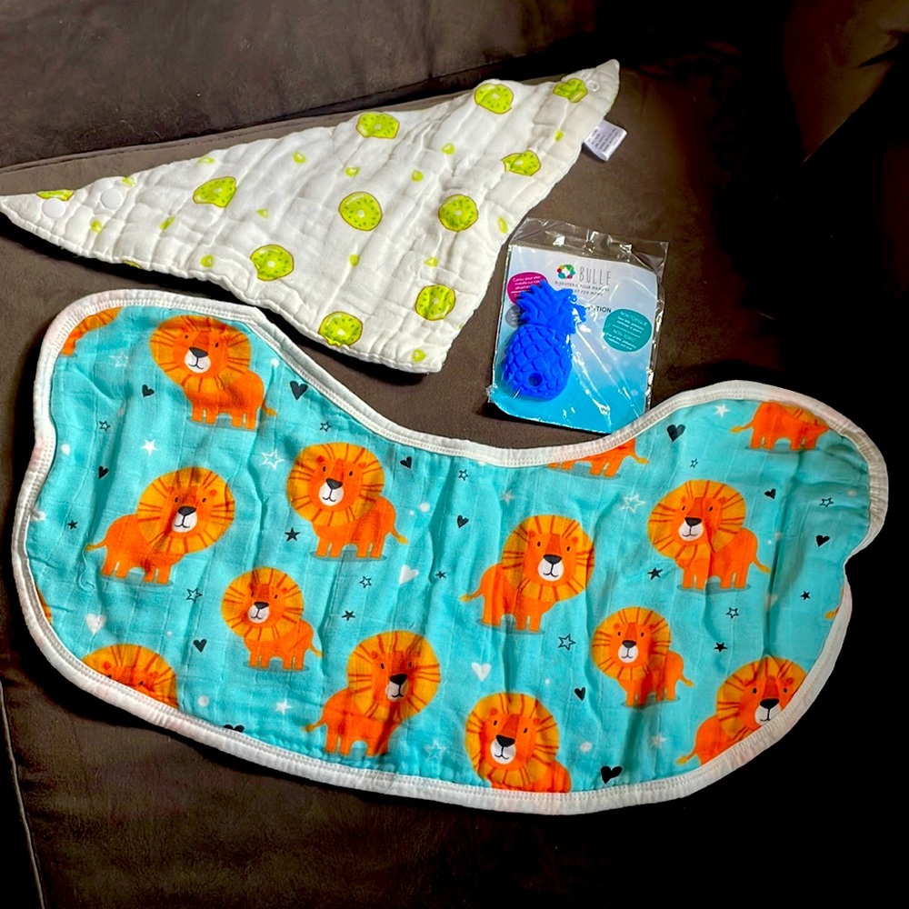NWOT - 2x bib (kiwi and lion) plus pineapple teether